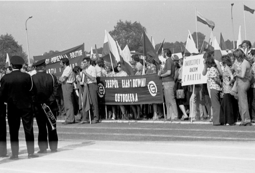 Manifestacja na stadionie w związku z protestem robotniczych w Radomiu i Ursusie - 28.VI.1976 r. - zdjęcie #6 - eOstroleka.pl