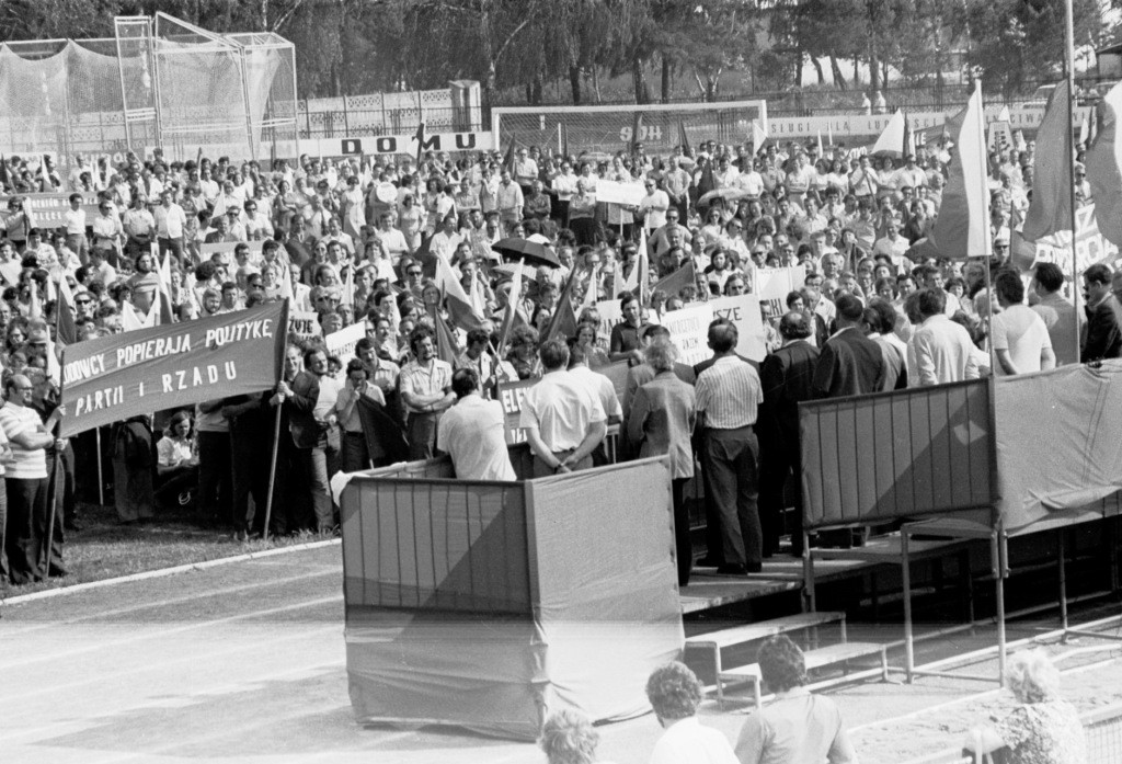 Manifestacja na stadionie w związku z protestem robotniczych w Radomiu i Ursusie - 28.VI.1976 r. - zdjęcie #9 - eOstroleka.pl