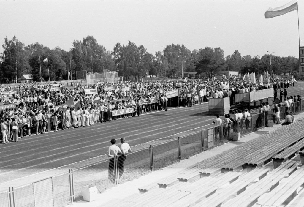 Manifestacja na stadionie w związku z protestem robotniczych w Radomiu i Ursusie - 28.VI.1976 r. - zdjęcie #10 - eOstroleka.pl