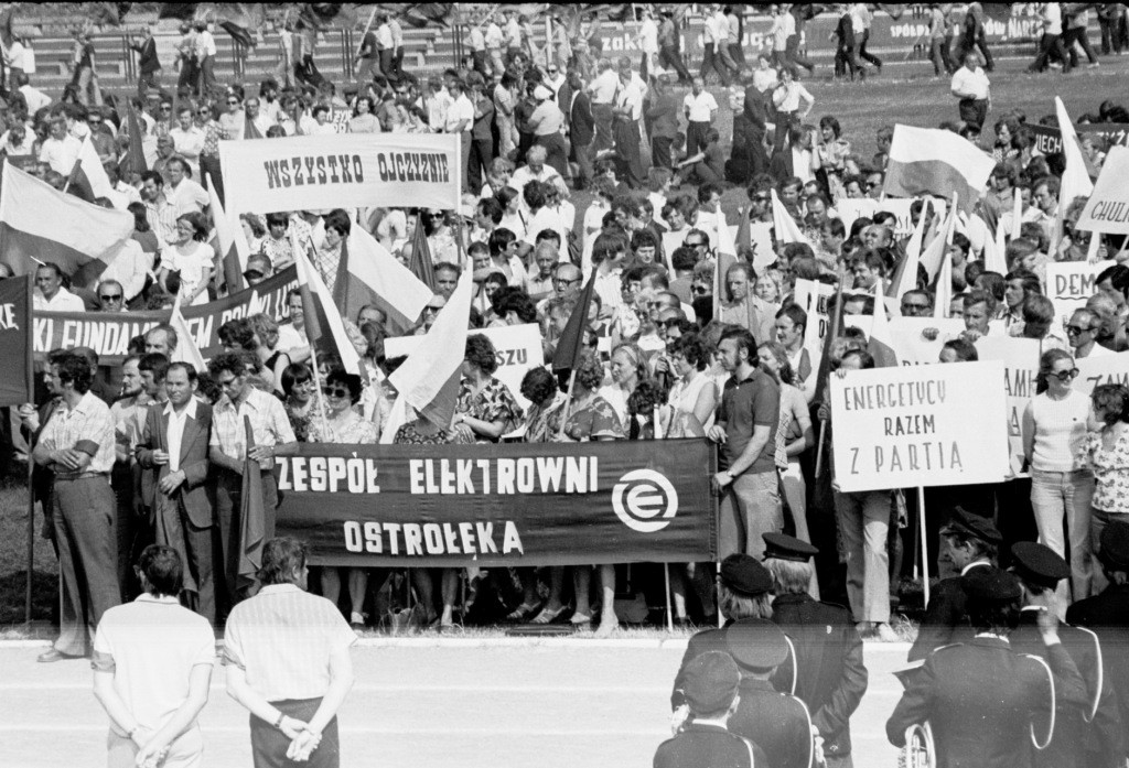 Manifestacja na stadionie w związku z protestem robotniczych w Radomiu i Ursusie - 28.VI.1976 r. - zdjęcie #17 - eOstroleka.pl