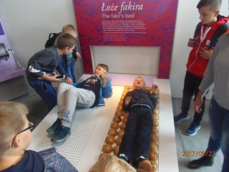 Uczniowie ze Szkoły Podstawowej w Pasiekach z edukacyjną wizytą w Centrum Nauki Kopernik [ZDJĘCIA] - zdjęcie #3 - eOstroleka.pl