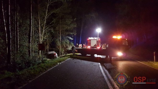Wypadek w Serafinie. Kierowca z urazem kręgosłupa trafił do szpitala [ZDJĘCIA] - zdjęcie #1 - eOstroleka.pl