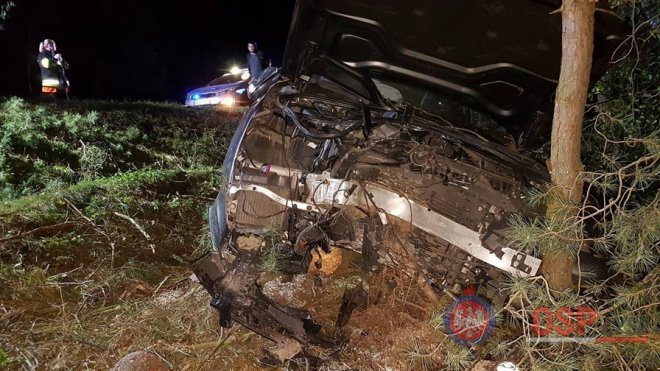 Wypadek w Serafinie. Kierowca z urazem kręgosłupa trafił do szpitala [ZDJĘCIA] - zdjęcie #2 - eOstroleka.pl