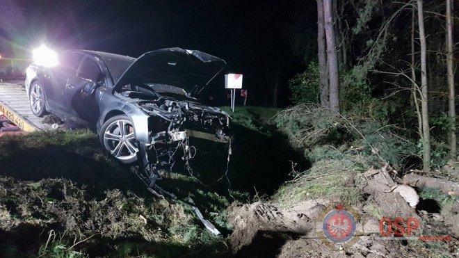 Wypadek w Serafinie. Kierowca z urazem kręgosłupa trafił do szpitala [ZDJĘCIA] - zdjęcie #3 - eOstroleka.pl