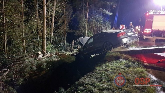 Wypadek w Serafinie. Kierowca z urazem kręgosłupa trafił do szpitala [ZDJĘCIA] - zdjęcie #4 - eOstroleka.pl