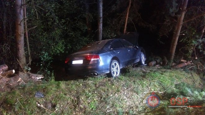 Wypadek w Serafinie. Kierowca z urazem kręgosłupa trafił do szpitala [ZDJĘCIA] - zdjęcie #5 - eOstroleka.pl