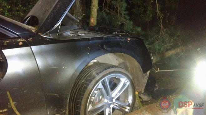 Wypadek w Serafinie. Kierowca z urazem kręgosłupa trafił do szpitala [ZDJĘCIA] - zdjęcie #7 - eOstroleka.pl