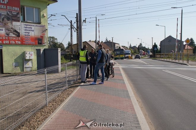 Odbiór chodnika przy przejeździe kolejowym na osiedlu Stacja [27.09.2017] - zdjęcie #1 - eOstroleka.pl