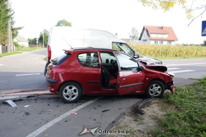 Wypadek w Czarnowcu. Dwie osoby trafiły do szpitala [ZDJĘCIA] - zdjęcie #5 - eOstroleka.pl