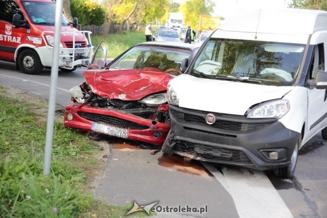 Wypadek w Czarnowcu. Dwie osoby trafiły do szpitala [ZDJĘCIA] - zdjęcie #8 - eOstroleka.pl