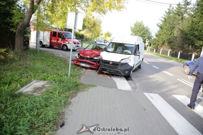 Wypadek w Czarnowcu. Dwie osoby trafiły do szpitala [ZDJĘCIA] - zdjęcie #9 - eOstroleka.pl