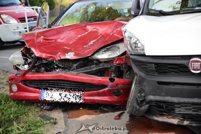 Wypadek w Czarnowcu. Dwie osoby trafiły do szpitala [ZDJĘCIA] - zdjęcie #10 - eOstroleka.pl