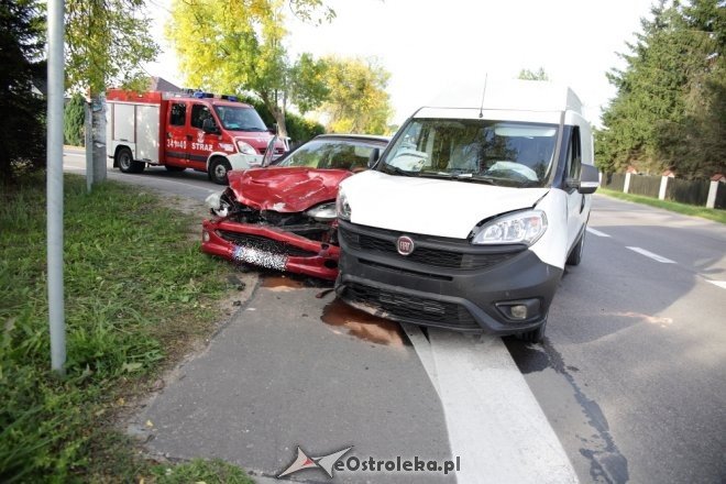 Wypadek w Czarnowcu. Dwie osoby trafiły do szpitala [ZDJĘCIA] - zdjęcie #11 - eOstroleka.pl