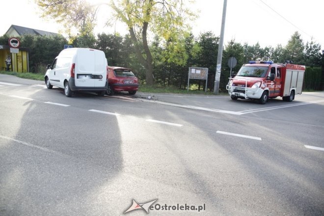 Wypadek w Czarnowcu. Dwie osoby trafiły do szpitala [ZDJĘCIA] - zdjęcie #14 - eOstroleka.pl