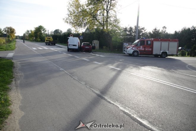 Wypadek w Czarnowcu. Dwie osoby trafiły do szpitala [ZDJĘCIA] - zdjęcie #15 - eOstroleka.pl