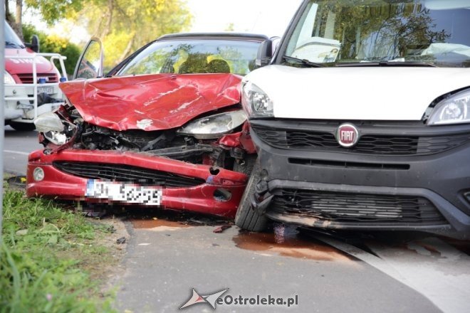 Wypadek w Czarnowcu. Dwie osoby trafiły do szpitala [ZDJĘCIA] - zdjęcie #16 - eOstroleka.pl