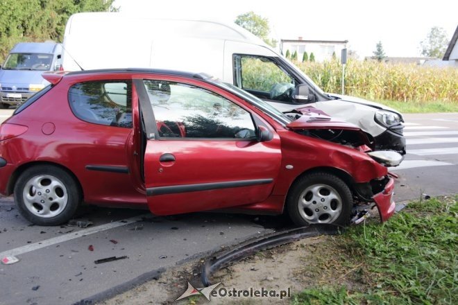 Wypadek w Czarnowcu. Dwie osoby trafiły do szpitala [ZDJĘCIA] - zdjęcie #20 - eOstroleka.pl