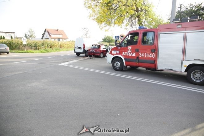 Wypadek w Czarnowcu. Dwie osoby trafiły do szpitala [ZDJĘCIA] - zdjęcie #23 - eOstroleka.pl