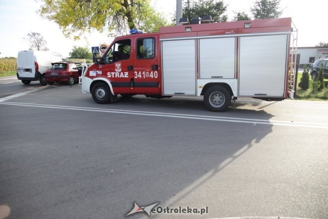 Wypadek w Czarnowcu. Dwie osoby trafiły do szpitala [ZDJĘCIA] - zdjęcie #24 - eOstroleka.pl