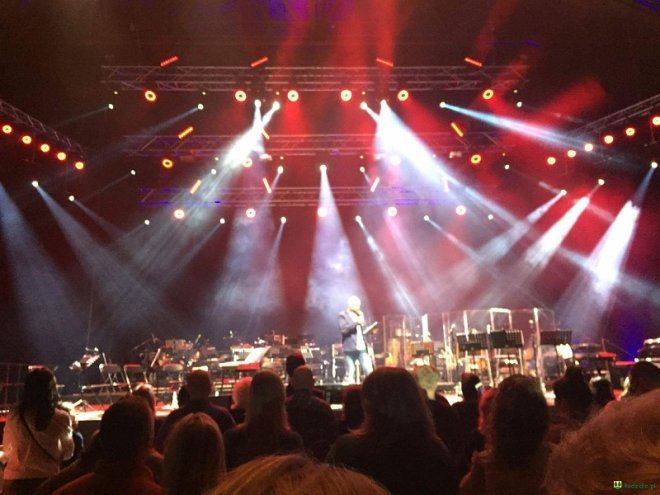 Chórzystki i chórzyści z Kadzidła na koncercie poświęconym Michaelowi Jacksonowi [ZDJĘCIA] - zdjęcie #6 - eOstroleka.pl