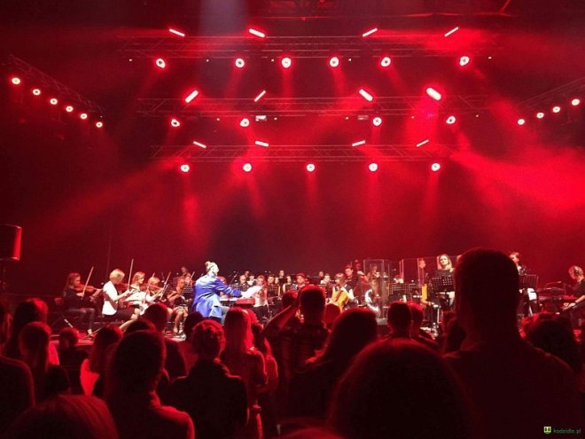 Chórzystki i chórzyści z Kadzidła na koncercie poświęconym Michaelowi Jacksonowi [ZDJĘCIA] - zdjęcie #9 - eOstroleka.pl