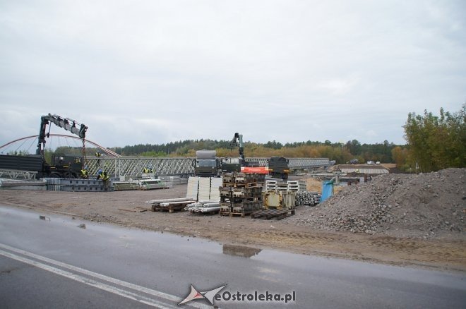 Ostrołęka: Budowa tymczasowego mostu bez opóźnień [ZDJĘCIA] - zdjęcie #1 - eOstroleka.pl