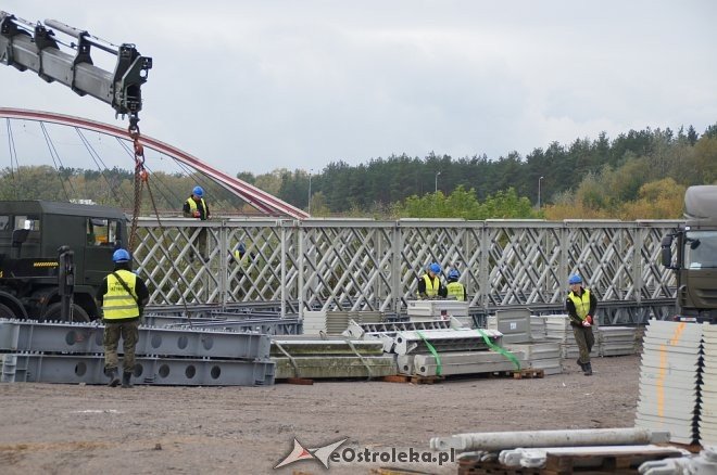 Ostrołęka: Budowa tymczasowego mostu bez opóźnień [ZDJĘCIA] - zdjęcie #3 - eOstroleka.pl