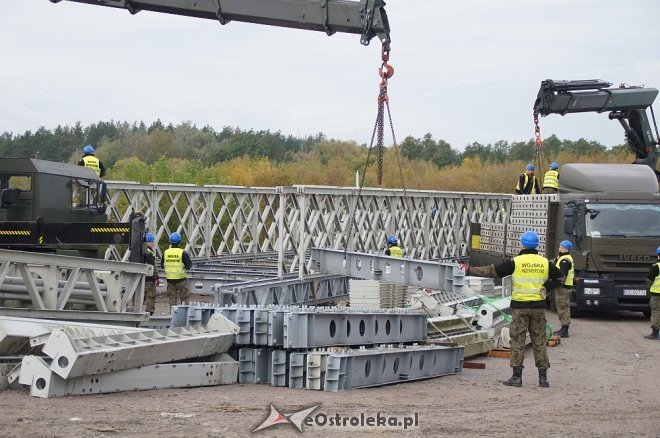 Ostrołęka: Budowa tymczasowego mostu bez opóźnień [ZDJĘCIA] - zdjęcie #8 - eOstroleka.pl