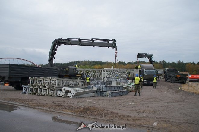 Ostrołęka: Budowa tymczasowego mostu bez opóźnień [ZDJĘCIA] - zdjęcie #9 - eOstroleka.pl