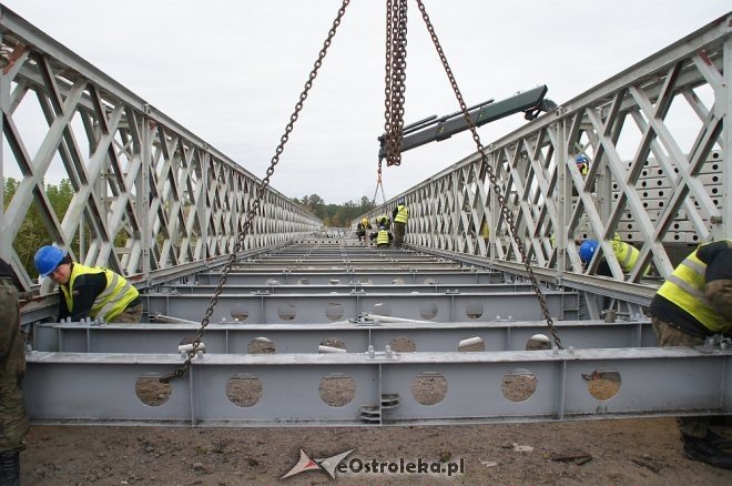Ostrołęka: Budowa tymczasowego mostu bez opóźnień [ZDJĘCIA] - zdjęcie #16 - eOstroleka.pl