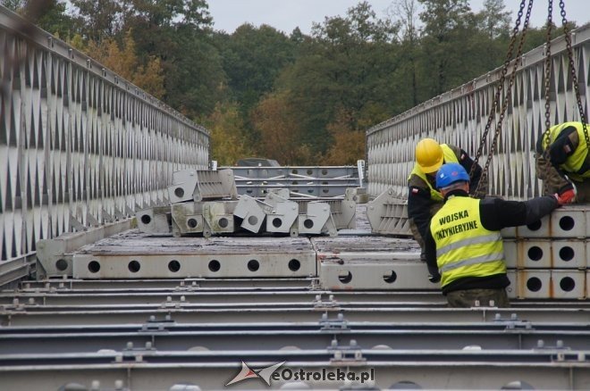 Ostrołęka: Budowa tymczasowego mostu bez opóźnień [ZDJĘCIA] - zdjęcie #18 - eOstroleka.pl