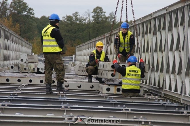 Ostrołęka: Budowa tymczasowego mostu bez opóźnień [ZDJĘCIA] - zdjęcie #24 - eOstroleka.pl