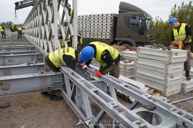 Ostrołęka: Budowa tymczasowego mostu bez opóźnień [ZDJĘCIA] - zdjęcie #26 - eOstroleka.pl