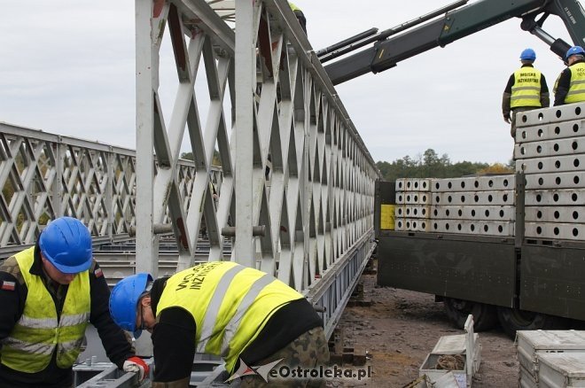 Ostrołęka: Budowa tymczasowego mostu bez opóźnień [ZDJĘCIA] - zdjęcie #33 - eOstroleka.pl
