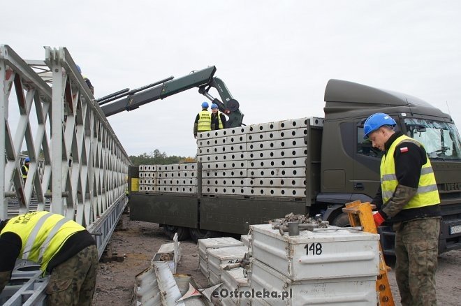 Ostrołęka: Budowa tymczasowego mostu bez opóźnień [ZDJĘCIA] - zdjęcie #36 - eOstroleka.pl