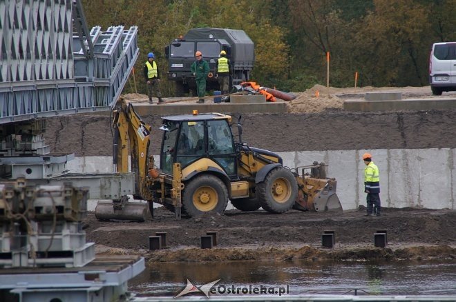 Ostrołęka: Budowa tymczasowego mostu bez opóźnień [ZDJĘCIA] - zdjęcie #49 - eOstroleka.pl