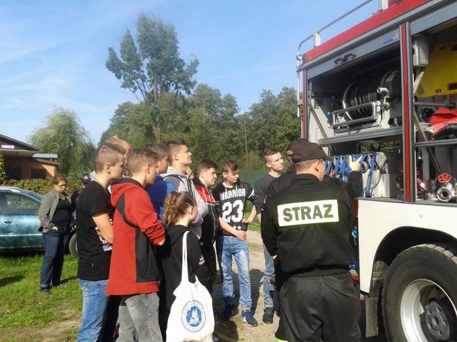 Uczniowie ZSZ nr 2 na ćwiczeniach przeciwpożarowych [ZDJĘCIA] - zdjęcie #2 - eOstroleka.pl