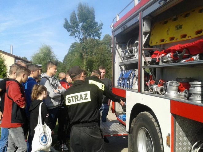 Uczniowie ZSZ nr 2 na ćwiczeniach przeciwpożarowych [ZDJĘCIA] - zdjęcie #4 - eOstroleka.pl