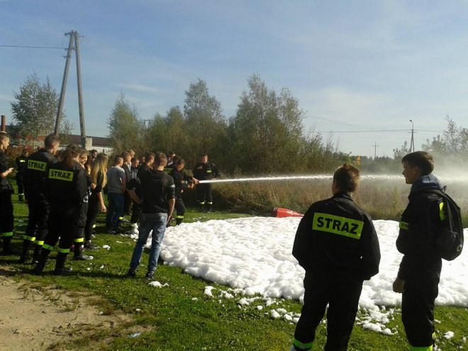 Uczniowie ZSZ nr 2 na ćwiczeniach przeciwpożarowych [ZDJĘCIA] - zdjęcie #15 - eOstroleka.pl