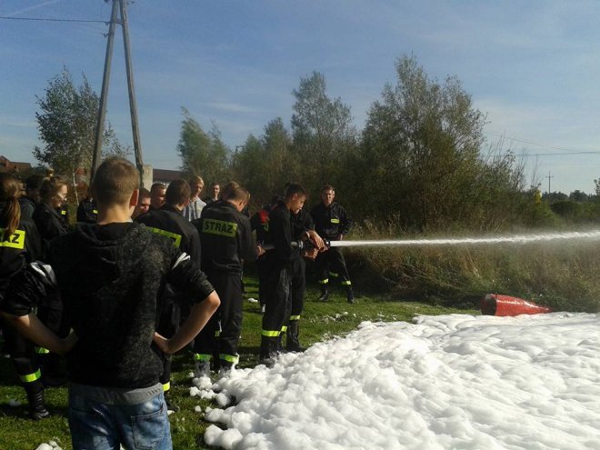 Uczniowie ZSZ nr 2 na ćwiczeniach przeciwpożarowych [ZDJĘCIA] - zdjęcie #24 - eOstroleka.pl
