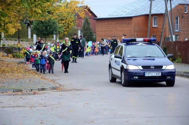 Głośna i kolorowa parada bezpieczeństwa na ulicach Kadzidła [ZDJĘCIA] - zdjęcie #1 - eOstroleka.pl