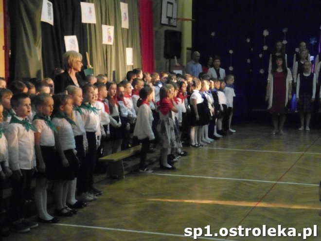 Ostrołęka: Pasowanie „pierwszaków” w SP nr 1 [ZDJĘCIA] - zdjęcie #16 - eOstroleka.pl