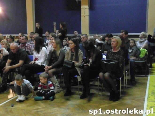 Ostrołęka: Pasowanie „pierwszaków” w SP nr 1 [ZDJĘCIA] - zdjęcie #33 - eOstroleka.pl