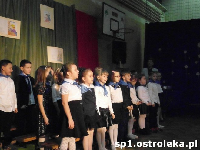 Ostrołęka: Pasowanie „pierwszaków” w SP nr 1 [ZDJĘCIA] - zdjęcie #43 - eOstroleka.pl