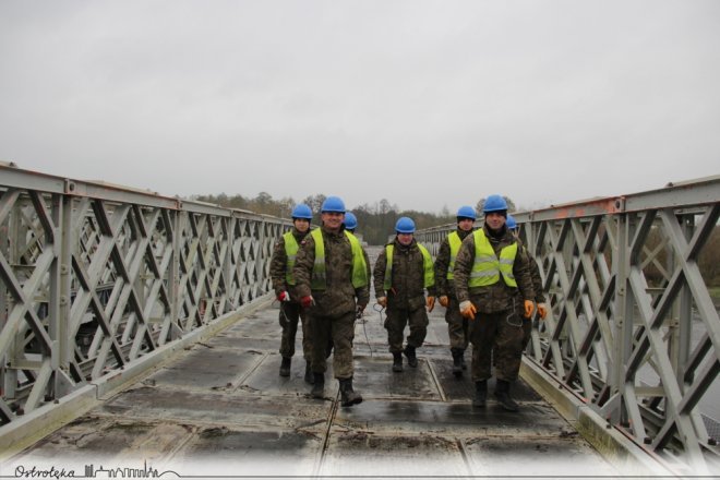 Budowa mostu tymczasowego. Saperzy zameldowali wykonanie zadania [ZDJĘCIA] - zdjęcie #1 - eOstroleka.pl