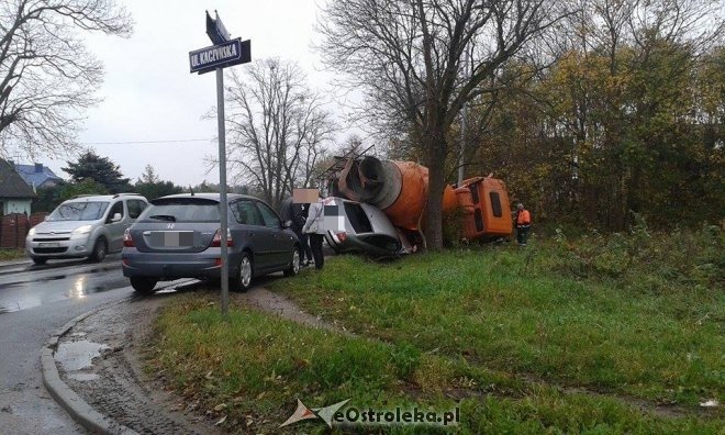 Zdarzenie przy Ostrowskiej: auto wbiło się w betoniarkę [25.10.2017] - zdjęcie #1 - eOstroleka.pl