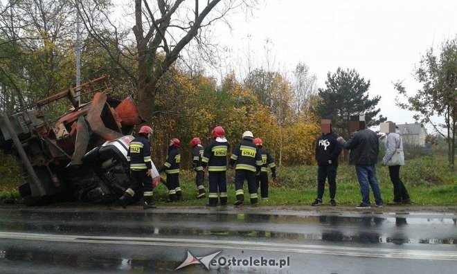 Zdarzenie przy Ostrowskiej: auto wbiło się w betoniarkę [25.10.2017] - zdjęcie #2 - eOstroleka.pl