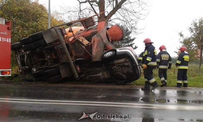 Zdarzenie przy Ostrowskiej: auto wbiło się w betoniarkę [25.10.2017] - zdjęcie #3 - eOstroleka.pl