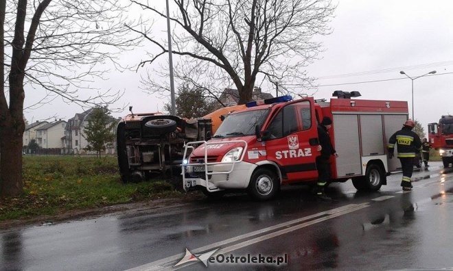 Zdarzenie przy Ostrowskiej: auto wbiło się w betoniarkę [25.10.2017] - zdjęcie #4 - eOstroleka.pl