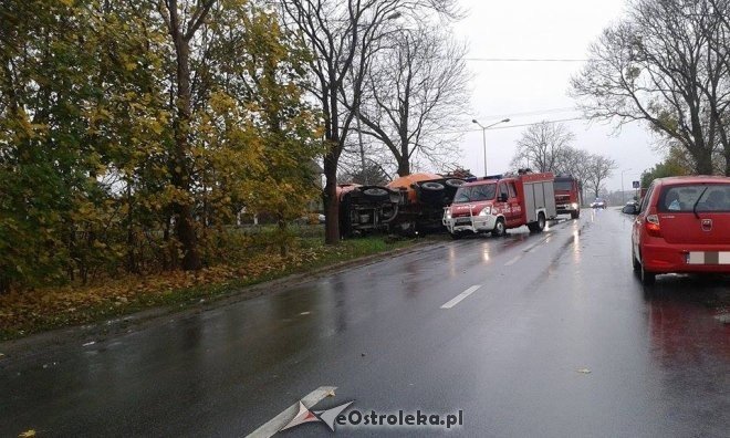 Zdarzenie przy Ostrowskiej: auto wbiło się w betoniarkę [25.10.2017] - zdjęcie #5 - eOstroleka.pl